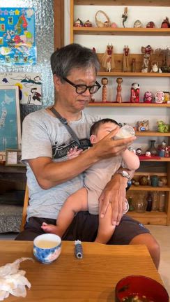 赤ちゃんと見つめ合う意味の記事動画