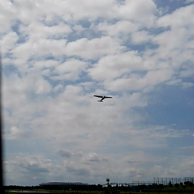 調布飛行場。飛び立つ飛行機。幼稚園児、拍手喝采。の画像