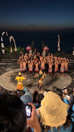 ウルワツ寺院でケチャックダンスを見る/猿がやりたい放題の記事動画