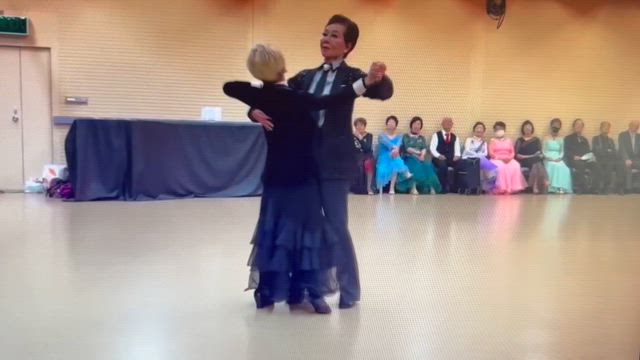 やっとトンネルを出られそうで、先に明かりが見えてきた！の記事動画