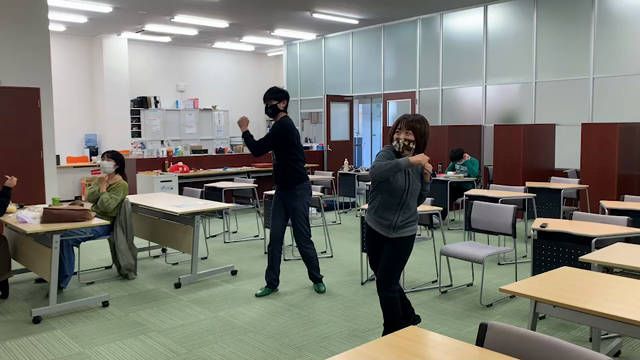 お昼休みはウキウキトレーニング♬の記事動画