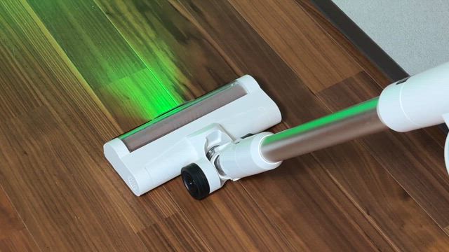 ライト付きで見逃さない♪ペットの毛もホコリもすっきり！毎日がラクになる快適コードレス掃除機♡の記事動画