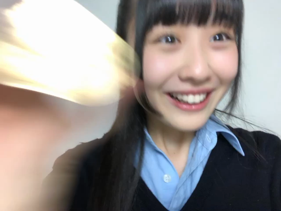最近クラスで流行ってるのは枝毛切りです。の記事動画