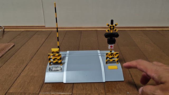 ツボにハマった踏切警報機の玩具(大阪の鉄道模型フェスティバル)の記事動画