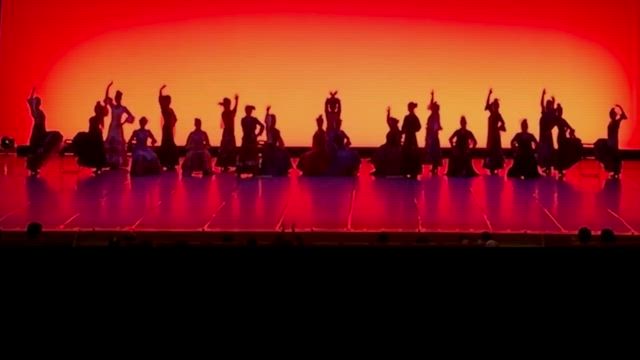 幸せの桜吹雪を浴びてスタジオへの記事動画