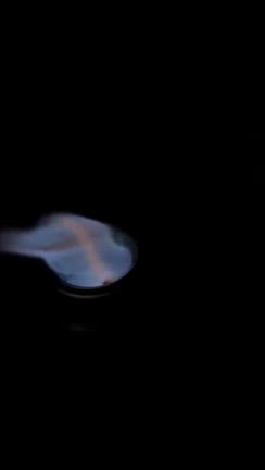 焚き火を前にの記事動画