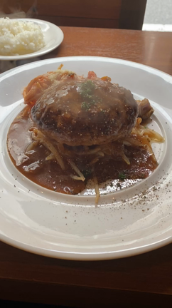 湯気立ち昇る大きなハンバーグランチ　大衆ビストロ原田屋の記事動画