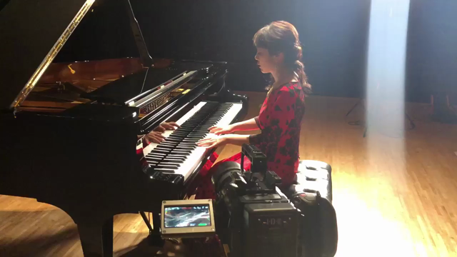 新曲のミュージックビデオ&写真撮影の記事動画