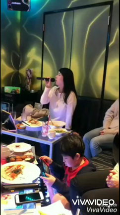 黙ってようと思ってたのに、歌を歌い、ハモりまでしてしまった。の記事動画