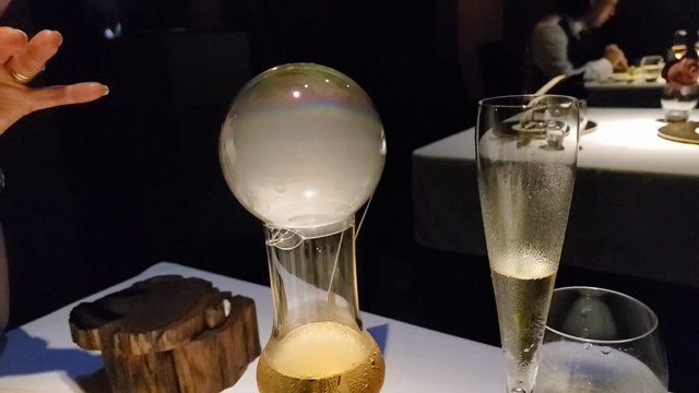 プロジェクションマッピングで感激のバースデーディナーと、もうひとつお祝いしてもらいました！の記事動画