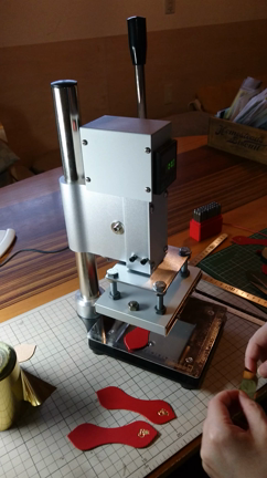 【牛革に、ゴールドをギュッと箔押し】の記事動画