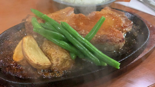 観光客やツーリング客からも絶大な支持！塩谷町船生、とんかつステーキ篠のニンニク焼き！の記事動画