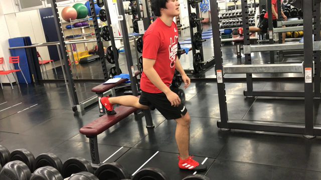 社会人サッカー選手のトレーニングの記事動画