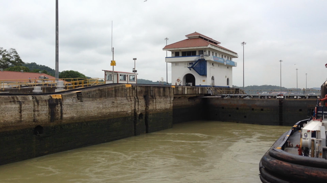 パナマ旅行　②　パナマ運河をクルーズ船で渡る！の記事動画