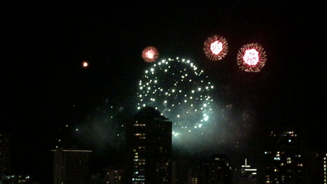 ワイキキ花火大会の記事動画