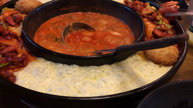 部隊チゲの周りはチーズ？弘大の最先端チゲの記事動画