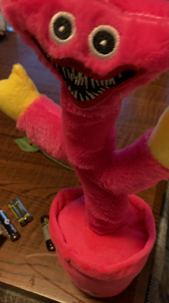 歌って踊るハギーワギーぬいぐるみの記事動画