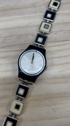 スウォッチ　電池交換の記事動画