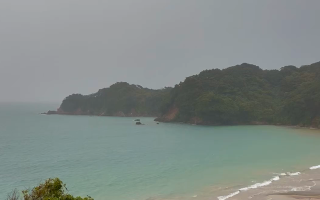 すっごい雨風の中での記事動画