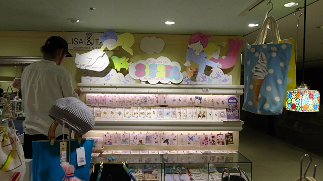 お店の様子とアイスキャンディーガーランドの記事動画