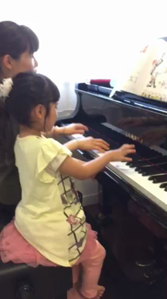 楽しく連弾！ハーモニーのお勉強は連弾でバッチリ。年長組のMちゃん♪の記事動画