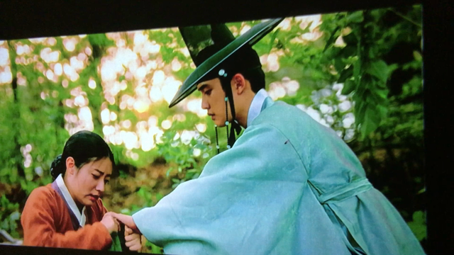 100日の郎君様をプロジェクターでの記事動画