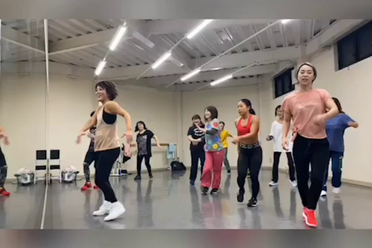 女性トレーナー紹介の記事動画