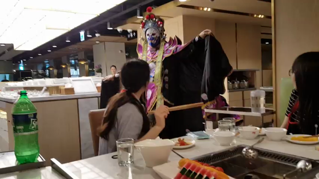 火鍋のお店で楽しいお食事♪の記事動画