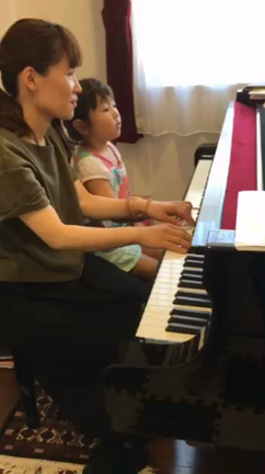 曲の最後はツルさんで！！ぐんぐん上達、年少組のMちゃん♪の記事動画