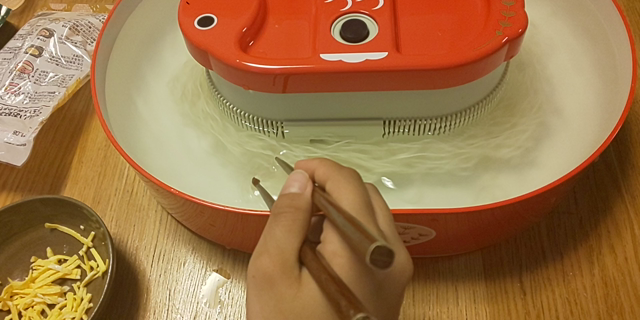 左利きさんがいるおうちは、流しそうめんの機械を買う時、ココに注目！の記事動画