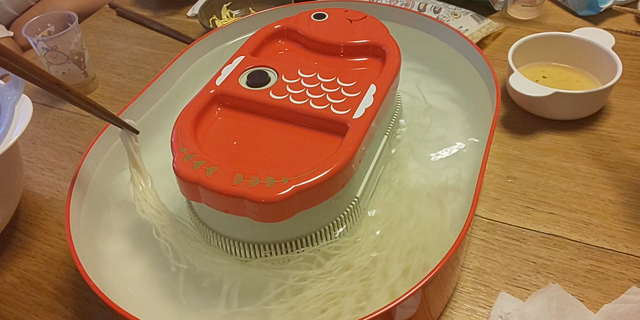 左利きさんがいるおうちは、流しそうめんの機械を買う時、ココに注目！の記事動画