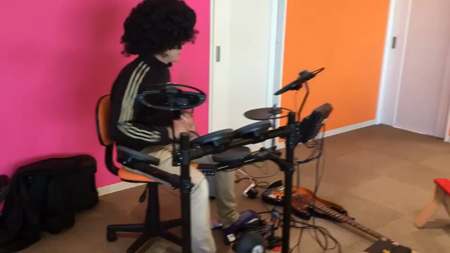 ドラムの音に合わせて体を動かそうの記事動画