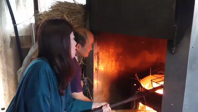 かつおのたたき　藁焼き体験の記事動画