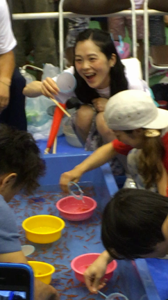 上野まなさん金魚すくい&amp;ライブ2016の記事動画