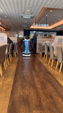 ガストにロボットの店員さんが可愛いの記事動画