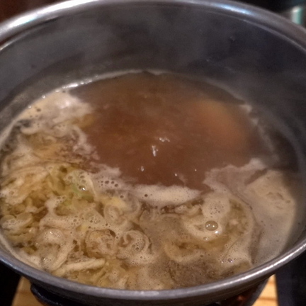 グツグツ煮立つ鉄鍋で提供される出汁と十勝産小麦の自家製麺が旨い 麺処田楽 北海道河東郡音更町 おおさか遊食探求 これ食うために生きている