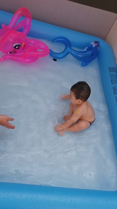 屋上でプール解放！笑の記事動画