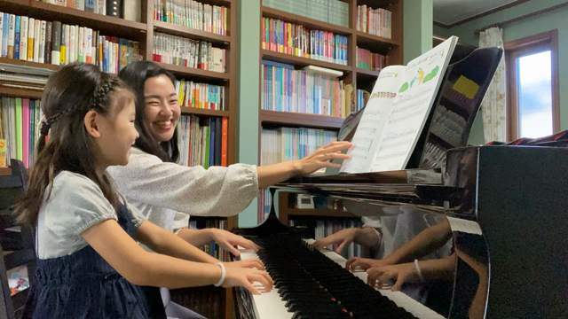 両手奏も無理なく挑戦♪小学1年生11回目レッスン動画の記事動画