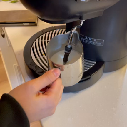 おうちカフェ編　ラテアートの記事動画