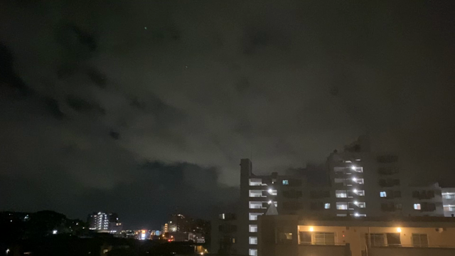 夜空に謎の光の記事動画