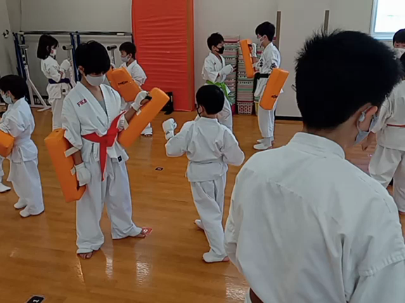 ミットを蹴って汗びっしょりの記事動画