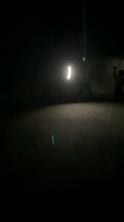 スマホでオタ芸する子供たちの記事動画