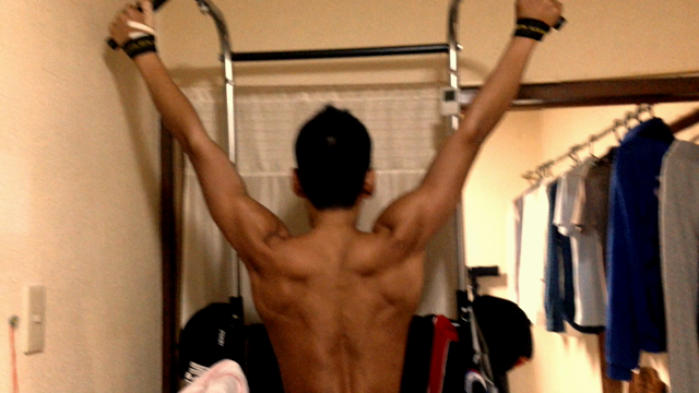 懸垂 背中のトレーニングの記事動画