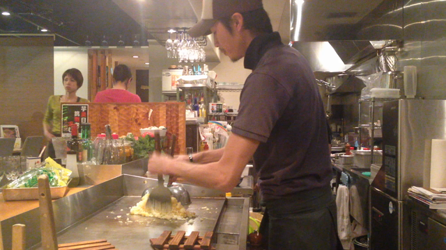 近所にある御の字という鉄板バルのお店紹介します！！ママ友と旦那様がやっているお店なのだ！の記事動画