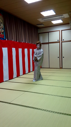 カメラ目線の記事動画