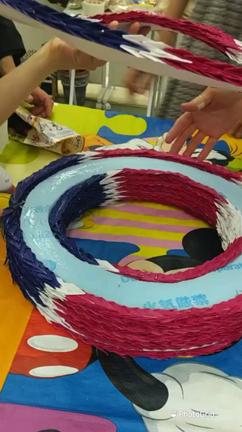 地球サイズ リース型千羽鶴完成 作成の様子と完成の瞬間をどうぞ 地球サイズ 京都発 よしだかずみ 京都穴場巡りコーディネーター L ガイド プランニング ロケハン代行