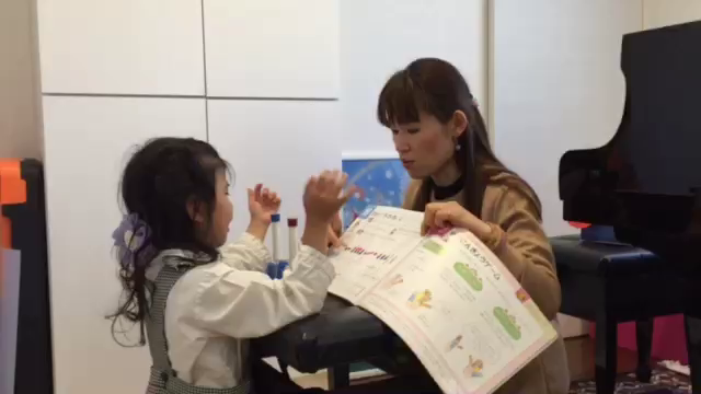 習い始めて1ヶ月。リズム打ちが上達した年長組のMちゃん。の記事動画