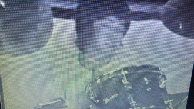 ジュリーのドラムの記事動画