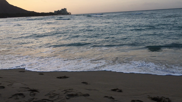 ひさみんHawaiiの朝日☀️✨砂浜の記事動画