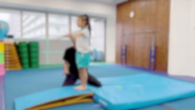 小学生必見！かっこいいバク転を体験しよう♪の記事動画